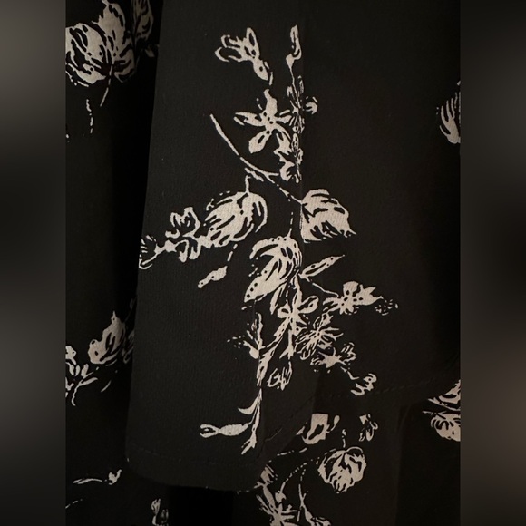 Suzanne Betro - Gorgeous black and white tiered floral blouse. Size 2x. - Picture 7 of 7